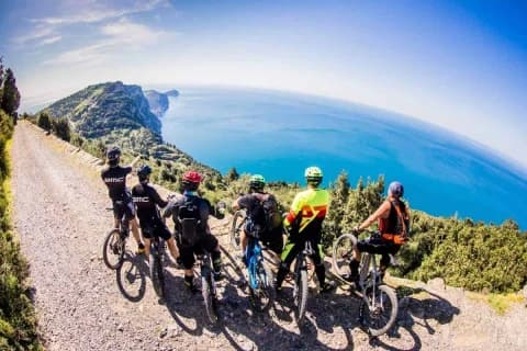 sul-mare-delle-cinque-terre-in-bici